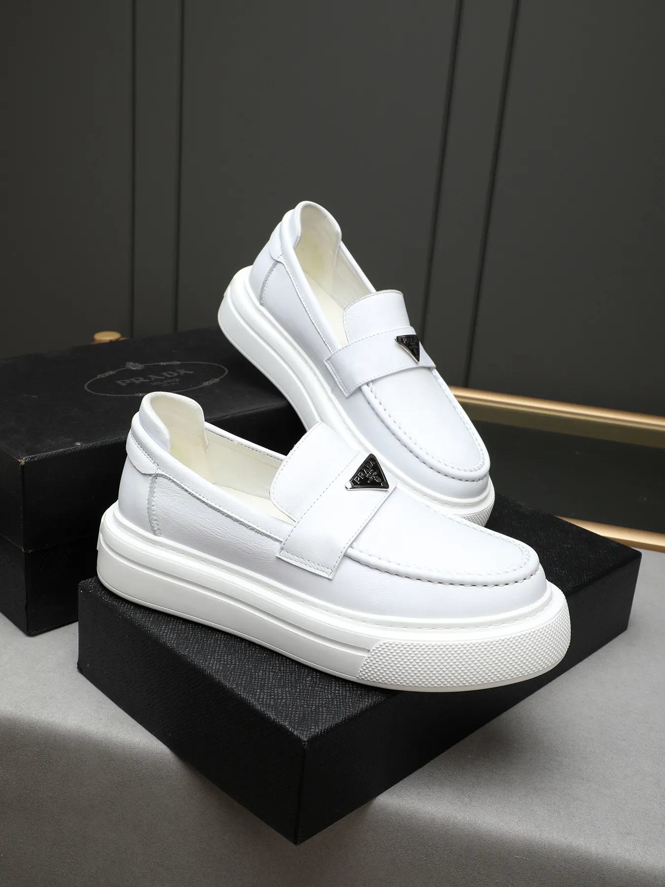 Men's Men's Shoes 💰500 Prada/Prada Men's new casual shoes, this upper is made of imported calfskin + sheep lining! The outsole is made of non-slip foam outsole, which feels good on your feet and is a fashionable and stylish item!  Size: 38-44 (45 customized)